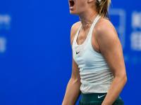  莎拉波娃一家三口合照 